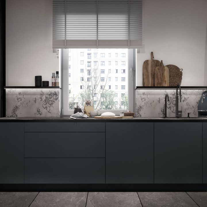 Kuchnia z zabudową na wymiar i jasnymi frontami, funkcjonalna aranżacja wnętrza