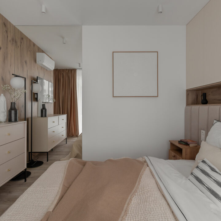 Minimalistyczna sypialnia zaprojektowana jako funkcjonalna i ponadczasowa przestrzeń prywatna