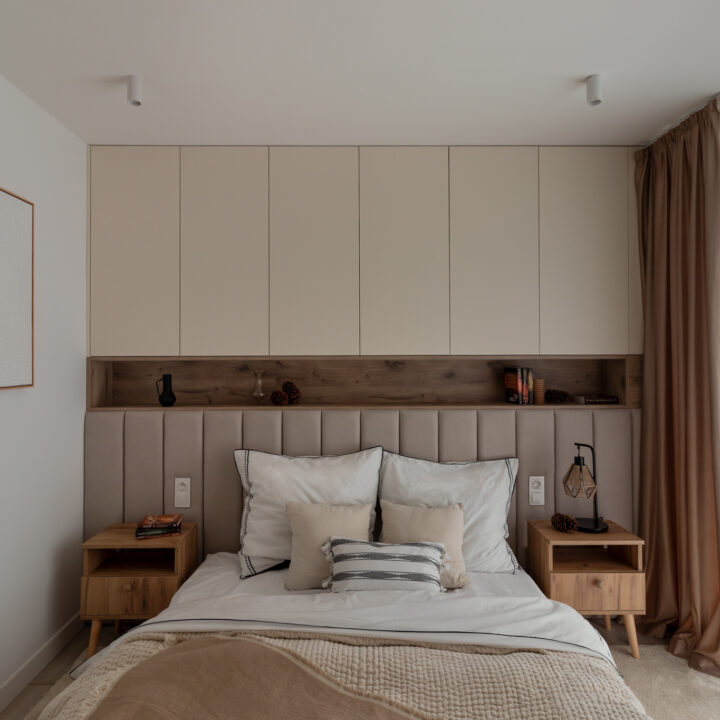 Sypialnia z tapicerowanym łóżkiem i stonowaną paletą barw, przestrzeń do wyciszenia