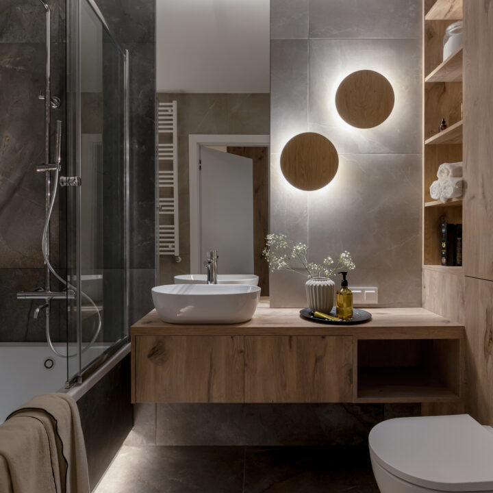 Łazienka z prysznicem, jasne wykończenie i minimalistyczna armatura w nowoczesnym wnętrzu